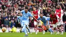 Pemain Manchester City Riyad Mahrez melakukan tendangan penalti ke gawang Arsenal pada pertandingan sepak bola Liga Inggris di Stadion Emirates, London, Inggris, 1 Januari 2022. Manchester City menang 2-1. (AP Photo/Matt Dunham)