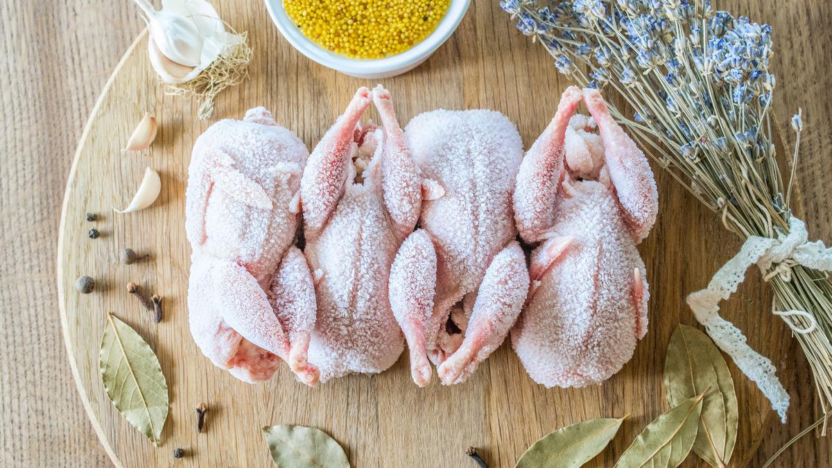 Ayam Beku Cair dalam 7 Menit? Coba Cara Mudah dengan 2 Bahan Ini