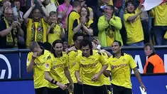 Para pemain Borussia Dortmund merayakan gol Lucas Barrios yang menjadi gol pertama dari keunggulan 2-0 atas Nurnberg pada lanjutan Bundesliga di Signal iduna Park, 30 April 2011. AFP PHOTO/PATRIK STOLLARZ