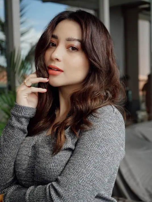 Melihat pesona Nikita Willy dipulas makeup bernuansa oranye yang lembut. Kulit putihnya yang sehat ditambah pulasan lipstik dan eyeshadow berwarna oranye yang menawan. [Foto: Instagram/nikitawillyofficial94]
