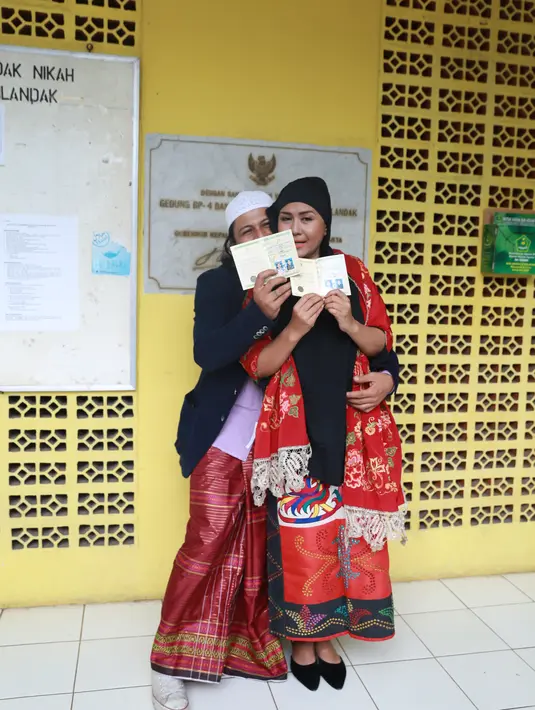 Hanya dengan sekali tarikan nafas, kedua mempelai resmi menjadi suami istri. Tidak lupa, setelah itu berdoa bersama agar penikahan pasangan ini langgeng. Hingga maut yang memisahkan mereka. (Adrian Putra/Bintang.com)