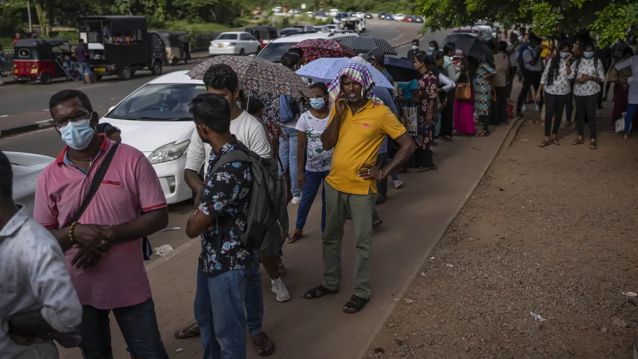Warga Sri Lanka Antre Paspor