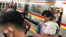 Penumpang berada di rangkaian KRL Commuter Line jurusan Bogor-Jakarta Kota di Stasiun Depok Baru, Jawa Barat, Senin (25/5/2020). Banyaknya warga yang silaturahmi selama lebaran menyebabkan perjalanan KRL tetap dipadati penumpang, meskipun waktu operasional dibatasi. (Liputan6.com/Immanuel Antonius)