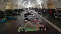 Orang-orang beristirahat di sebuah stasiun kereta bawah tanah, yang digunakan sebagai tempat perlindungan bom, selama serangan Rusia di Kyiv, Ukraina, Kamis dini hari, 10 Juli 2025. (AP Photo/Efrem Lukatsky)