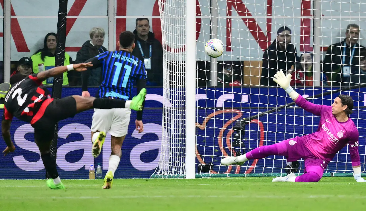 Gol tunggal kemenangan AC Milan dicetak oleh Pervis Estupinan pada menit ke-35. Dia menjebol gawang Yann Sommer memanfaatkan umpan dari Youssouf Fofana. (AFP/Stefano Rellandini)