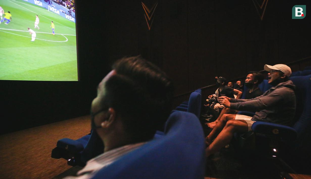 Bola.com mendapatkan kesempatan untuk mencoba sensasi nobar tesebut saat laga perempatfinal Piala Dunia 2022 antara Kroasia melawan Brasil, Jumat (09/12/2022) malam WIB. (Bola.com/Bagaskara Lazuardi)