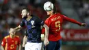 Striker Spanyol, Rodrigo Moreno, duel udara dengan gelandang Kroasia, Marcelo Brozovic, pada laga UEFA Nations League di Stadion Manuel Martinez Valero, Selasa (11/9/2018). Spanyol menang 6-0 atas Kroasia. (AP/Alberto Saiz)