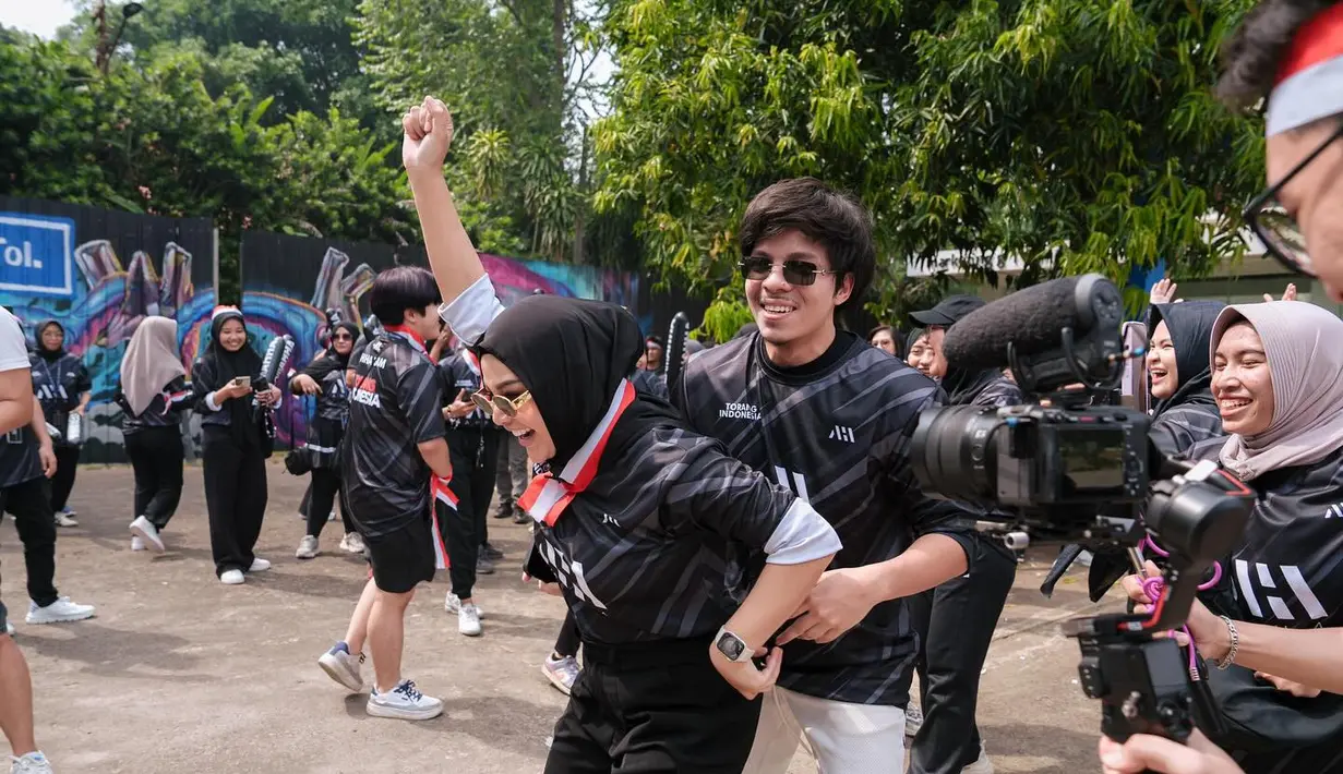 Kekompakan Atta Halilintar dan Aurel Hermansyah saat mengikuti perlombaan. Mereka mengerahkan seluruh kemampuan untuk menang. (Foto: Instagram/ raffinagita1717)