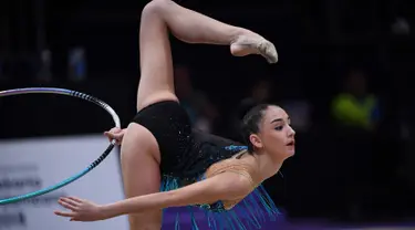 Pesenam Kazakhstan Alina Adilkhanova beraksi dengan hola hop dalam senam ritmik individual Asian Games 2018 di Jakarta, (28/8).  (AFP Photo/Lillian Suwanrumpha)