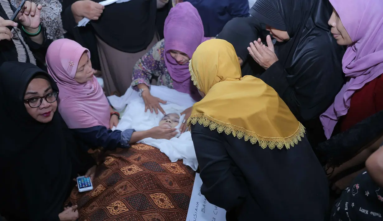 Susiana binti Bahar istri Tukul Arwana meninggal dunia secara mendadak pada Selasa (23/8). Almarhum diperkirakan meninggal dalam perjalanan menuju Rumah Sakit. (Andi Masela/Bintang.com)