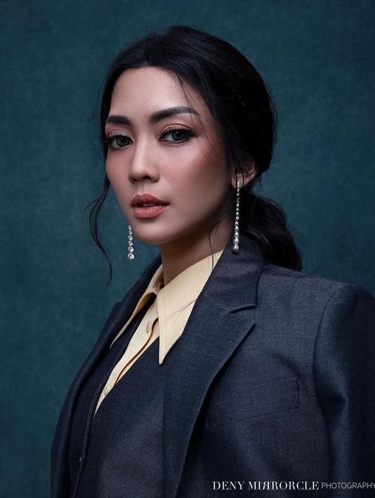 Ririn Dwi Ariyanti memberi inspirasi tampil dengan blazer dari boyish-girly [IG @ririndwiariyanti]