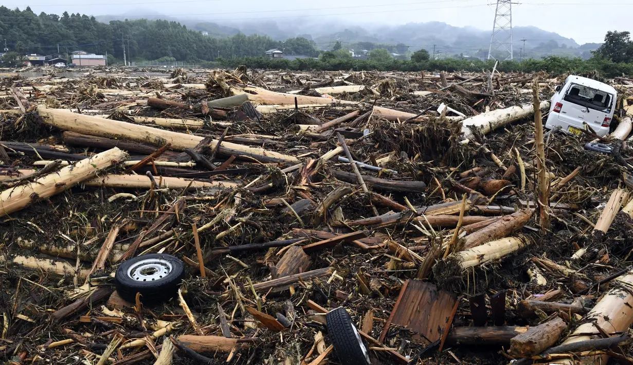 Puing-puing yang disebabkan hantaman banjir karena luapan sungai di daerah Asakura, prefektur Fukuoka, Kamis (6/7). Hujan lebat yang disertai angin kencang menyebabkan sejumlah sungai meluap di kawasan selatan Jepang. (Sadayuki Goto/Kyodo News via AP)