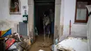 Banjir akibat badai Ciaran juga merendam sejumlah rumah. (Federico SCOPPA/AFP)
