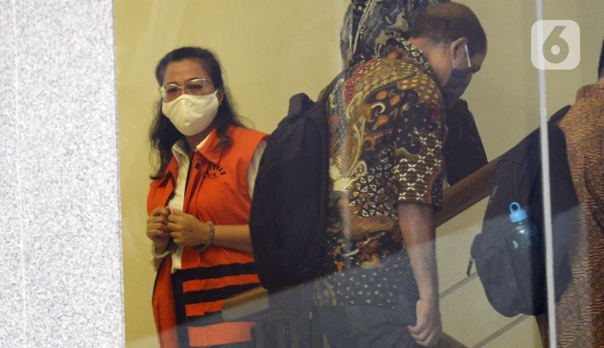 Mantan Asisten Komisioner KPU Wahyu Setiawan, Agustiani Tio Fridelia (kiri) usai menjalani sidang dakwaan di Gedung KPK, Jakarta, Kamis (28/5/2020). Agustiani Tio Fridelia menjalani sidang dakwaan terkait dugaan suap PAW anggota DPR RI periode 2019-2024, Harun Masiku. (merdeka.com/Dwi Narwoko)