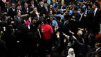 Para anggota DPR mengepung meja pimpinan sidang Paripurna ke-2 di ruang Nusantara, Senayan, Jakarta, (1/10/14). (Liputan6.com/Andrian M Tunay)