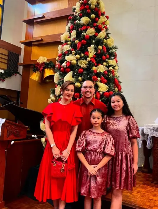 Astrid Tiar mengenakan dress merah memiliki aksen ruffle di bagian atas. Ia membawa tas lady Dior merah terang. [@astridtiar127]