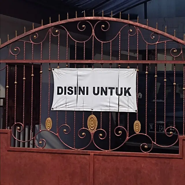 6 Tulisan Spanduk Penjualan dengan Alasan Tak Jelas Ini Bikin Geregetan
