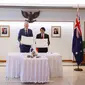 Menteri Seni Budaya Australia, Anthony Burke, secara simbolis menyerahkan 6 buah keramik kepada Duta Besar RI, Siswo Pramono. (Dok KBRI Canberra)