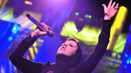 Vokalis The Cranberries, Dolores O’Riordan tampil di atas panggung sebuah acara di Nantes, Prancis pada 5 Maret 2010. Dolores O’Riordan berada di London untuk sesi rekaman singkat, dan ditemukan tak bernyawa di kamar hotel. (FRANK PERRY/AFP)