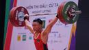 Tampil di urutan terakhir, Rahmat Erwin Abdullah mampu mencatat angkatan terbaik untuk angkatan snatch seberat 155 kg, unggul jauh dari pesaingnya di urutan kedua lifter asal Malaysia, Muhammad Erry Hidayat dengan 143 kg. (Bola.com/Ikhwan Yanuar)