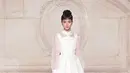 Jisoo pernah tampil memukau dengan tampilan yang berbeda dari biasanya. Rekan Lisa Blackpink ini tampil menawan di acara Dior 2023 Haute Couture. Kecantikan Jisoo ini sukses menyita perhatian warganet. (Liputan6.com/IG/sooyaa_)