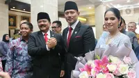 Menteri Agraria dan Tata Ruang/Kepala Badan Pertanahan Nasional (ATR/BPN) Agus Harimurti Yudhoyono (ketiga kiri) bersama Menko Polhukam Hadi Tjahjanto bersalam komando sesaat sebelum prosesi serah terima jabatan di Kementrian ATR/BPN, Jakarta, Rabu (21/2/2024). (Liputan6.com/Angga Yuniar)