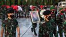 Anggota TNI mengiringi jenazah Menteri Pendayagunaan Aparatur Negara dan Reformasi Birokrasi (Menpan RB) Tjahjo Kumolo menuju lokasi pemakaman di Taman Makam Pahlawan Nasional, Kalibata, Jakarta, Jumat (1/7/2022). Menpan RB Tjahjo Kumolo meninggal dunia pada Jumat (1/7) sekitar pukul 11.10 WIB. (Liputan6.com/Helmi Fithriansyah)