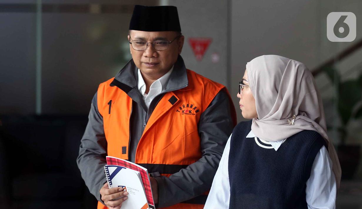 Mantan Menteri Agama, Yaqut Cholil Qoumas (Gus Yaqut - kiri), usai menjalani pemeriksaan lanjutan di Gedung Merah Putih Komisi Pemberantasan Korupsi (KPK), Jakarta, Selasa (2/6/2026). (Liputan6.com/Helmi Fithriansyah)