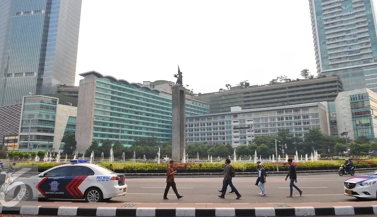 Suasana jalan lengang di kawasan bundaran HI, Jakarta, Jumat (4/11). Kawasan tersebut yang biasanya padat lalu lintas menjadi lengang akibat adanya Aksi Damai 4 November. (Liputan6.com/Angga Yuniar)