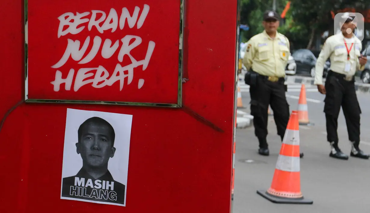 Anggota ICW juga menempelkan poster wajah Harun Masiku dengan tulisan “Masih Hilang” di pagar gedung KPK, Jakarta. (Liputan6.com/Herman Zakharia)