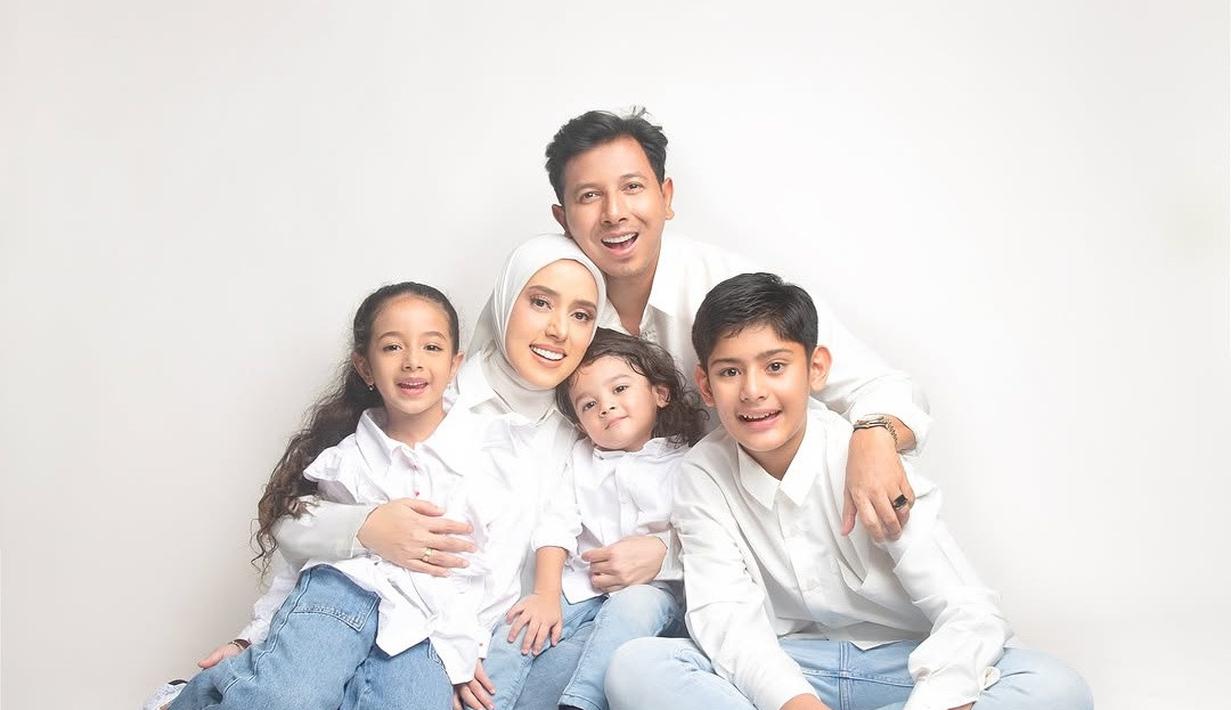 Pemotretan tersebut diabadikan oleh Diera Bachir Photography. Dalam pemotretan terbaru yang dibagikan melalui akun media sosial, Fairuz dan keluarganya tampil dengan busana serasi bernuansa putih yang memberi kesan elegan serta hangat. Fairuz sendiri terlihat memesona dengan jilbab putih senada dengan bajunya. Keluarga kecil artis yang jauh dari gossip ini kompak pamer senyum ke kamera. (Liputan6.com/IG/@fairuzarafiq)