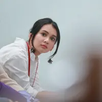 Kasus hilangnya kamera Dhea Annisa melalui jasa pengiriman DHL mulai disidangkan. Kamera seharga 200 juta yang akan di kirim ke Malang Jawa Timur hilang. (Adrian Putra/Bintang.com)