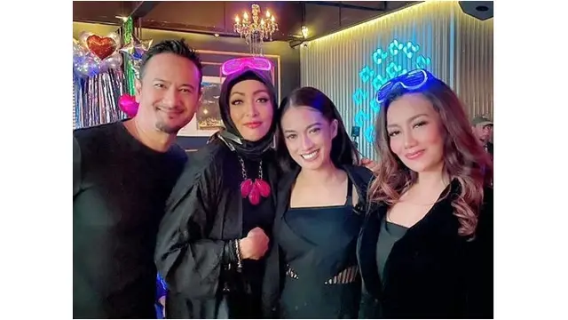 6 Potret Mudjie Massaid dan Istri DJ Lucyana, Kompak dengan Keluarga Besar