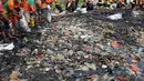 Dinas Lingkungan Hidup DKI Jakarta, Sudin Lingkungan Hidup Kepulauan Seribu, dan UPK Badan Air mengangkut sampah dengan karung. (merdeka.com/Imam Buhori)
