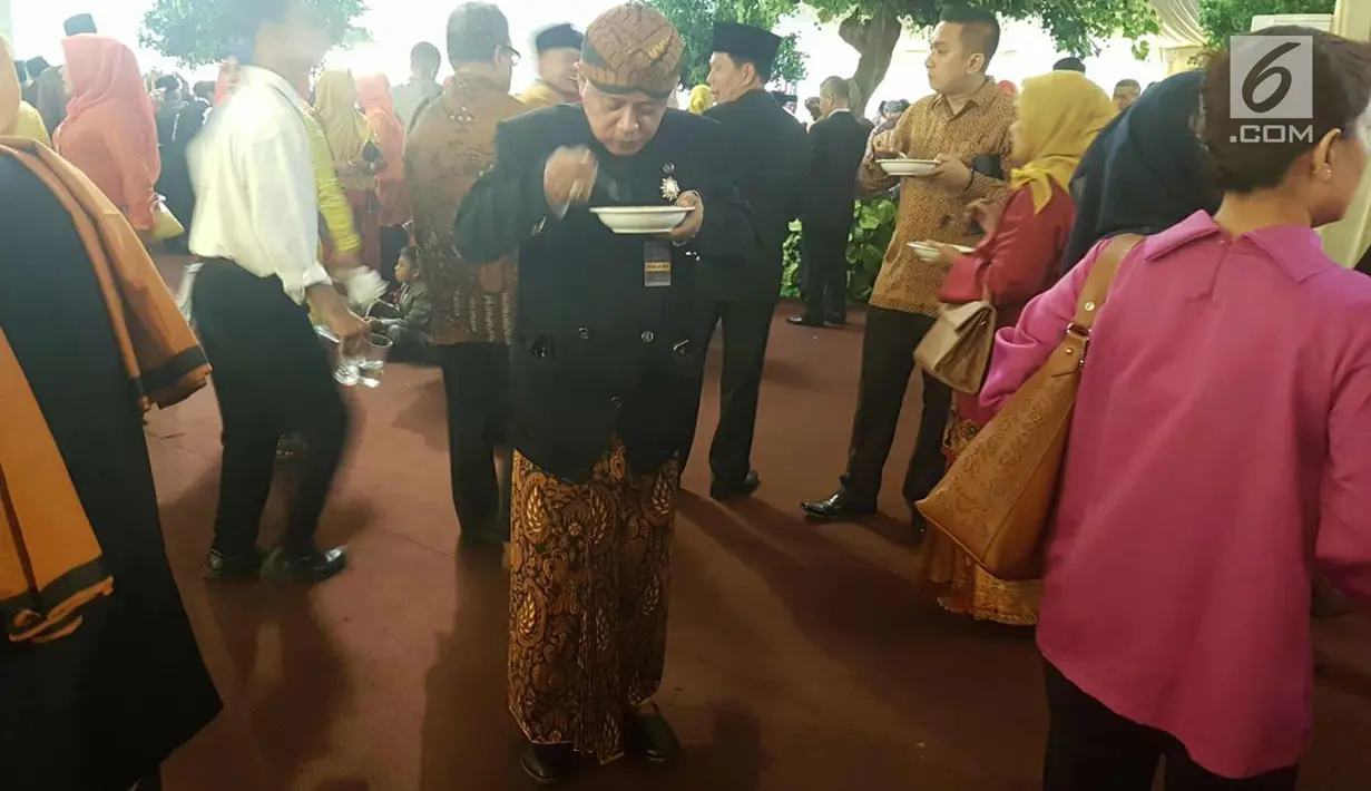 Seorang tamu undangan menikmati hidangan saat menghadiri pesta adat Kahiyang Ayu dan Bobby Nasution di di Bukit Hijau Regency Taman Setia Budi (BHR Tasbi), Medan, Sabtu (25/11). (Liputan6.com/Aditya Eka Prawira)
