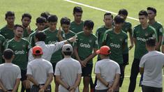 Para pemain Timnas Indonesia U-22 mendengarkan instruksi dari Indra Sjafri saat latihan di Stadion Madya, Jakarta, Kamis (17/1). Latihan ini merupakan persiapan jelang Piala AFF U-22. (Bola.com/Yoppy Renato)