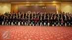 Ketua PSSI Edy Rahmayadi (tengah) bersama jajarannya melakukan foto bersama usai acara pelantikan Pengurus PSSI 2016-2020, di Jakarta, Jumat (27/1). Ketum KONI, Tono Suratman, resmi melantik kepengurusan PSSI periode 2016-2020. (Liputan6.com/Johan Tallo)