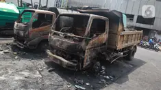 Kondisi sejumlah mobil proyek yang hangus terbakar saat unjuk rasa menolak pengesahan Undang-Undang Cipta Kerja di kawasan Senen, Jakarta, Jumat (9/10/2020). Unjuk rasa tersebut berakhir ricuh dan mengakibatkan sejumlah fasilitas umum rusak. (Liputan6.com/Angga Yuniar)