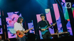 Duo akustik Janapati tampil pada Jakarta International BNI Java Jazz Festival 2020 di Jakarta, Minggu (1/3/2020). Duo akustik kolaborasi gitaris Dewa Budjana dan Tohpati tersebut membawakan beberapa instrumen diantaranya Janapati Ratu Kanya dan Rahadis. (Liputan6.com/Faizal Fanani)