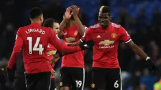 Gelandang Manchester United Jesse Lingard (kiri) melakukan selebrasi bersama rekan setimnya usai menang melawan Everton dalam pertandingan Liga Inggris di Goodison Park, Liverpool (1/1). (AFP Photo/Paul Ellis)