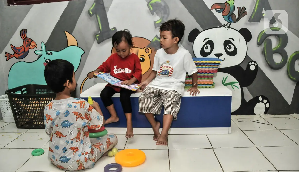 Anak-anak membaca buku di Pojok Baca Kampung Literasi RW 09, Kampung Pondok Jati, Palmeriam, Jakarta Timur, Senin (10/10/2022). Pemerintah Provinsi DKI Jakarta berkolaborasi dengan Kelurahan Palmeriam dan Komunitas Bale Buku Jakarta membangun Pojok Baca Palmeriam. (merdeka.com/Iqbal S. Nugroho)