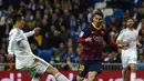 Penyerang Barcelona Lionel Messi berebut bola dengan pemain Real Madrid Cristiano Ronaldo selama pertandingan "Clasico" liga Spanyol di stadion Santiago Bernabeu pada 23 Maret 2014. Barcelona menyerang pihak La Liga sebagai dalang di balik batalnya kontrak dengan Messi. (AFP/Gerard Julien)