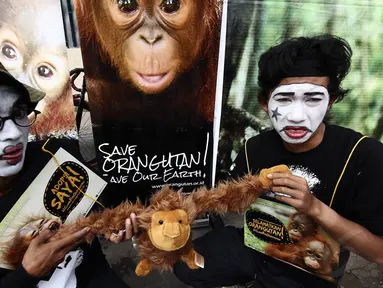 Aksi sosialisasi penyelamatan hewan orangutan Indonesia di Jalan Sudirman, Jakarta Pusat, Minggu (30/11/2014).(Liputan6.com/Faizal Fanani) 