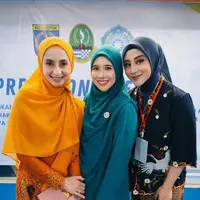 Avi dan Margin baru saja dilantik menjadi pengurus TP PKK se-Jawa Barat. Saat pelantikan keduanya tampil mengenakan kebaya dengan gaya masing-masing. [@official_amteam]