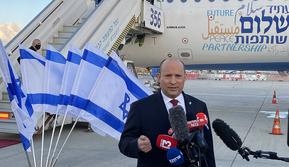 Perdana Menteri Israel Naftali Bennett menyampaikan pidato saat keberangkatannya menuju Bahrain di Bandara Ben Gurion dekat Tel Aviv pada 14 Februari 2022. Bennett terbang ke Bahrain untuk kunjungan resmi kenegaraan. (Guillaume LAVALLÉE / AFP)