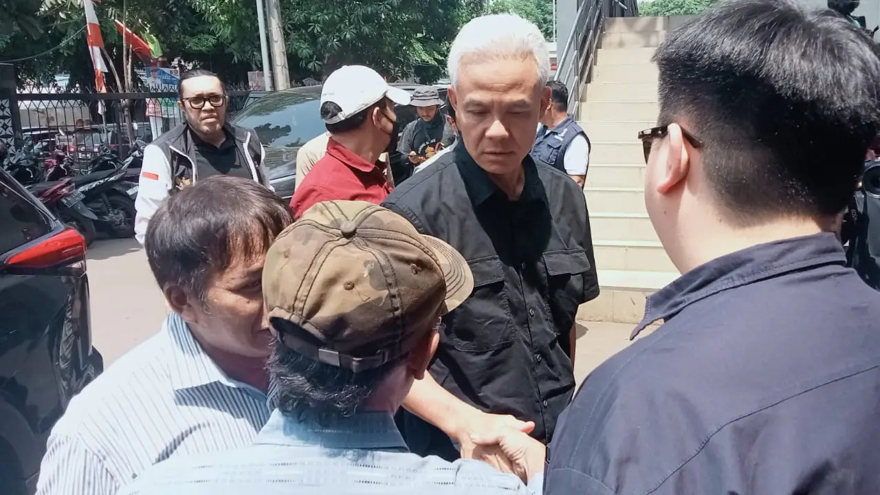 Ganjar Pranowo mendengarkan keluhan para pedagang Pasar Jatiasih terkait kenaikan harga bahan pokok dan persaingan penjual online. (Liputan6.com/Bam Sinulingga)