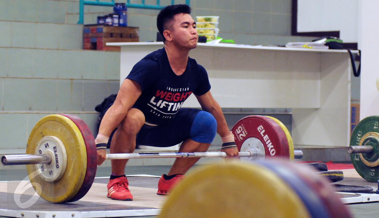 Lifter asal Bekasi, M Hasbi saat melakukan latihan angkatan di PB PABBSI, Jakarta, Selasa (21/6/2016). Tim angkat besi dijadwalkan meninggalkan Indonesia, 8 Juli dan berlatih di Afrika Selatan hingga 28 Juli. (Liputan6.com/Helmi Fithriansyah)