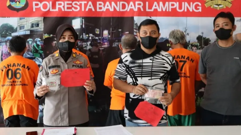 Kasatreskrim Polresta Bandar Lampung Kompol Dennis Arya Putra (tengah) menunjukkan barang bukti.