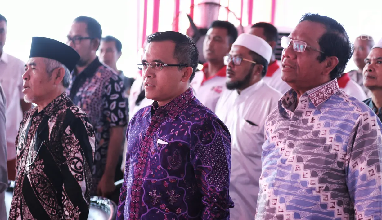 Ketua Gerakan Suluh Kebangsaan Mafud MD (kanan) bersama Bupati Banyuwangi Abdullah Azwar Anas saat penutupan Jelajah Kebangsaan di Stasiun Banyuwangi, Jatim, Jumat (22/2). Jelajah Kebangsaan belangsung pada 18-22 Februari 2019. (Liputan6.com/JohanTallo)