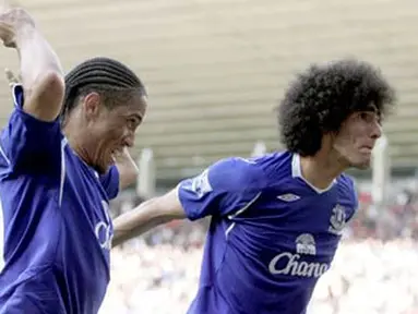 Everton&#039;s Marouane Fellaini celebrates after scoring a goal against Sunderland with teammate Steven Pienaar during their EPL football match at the Stadium of Light on May 3, 2009. AFP PHOTO/GRAHAM STUART